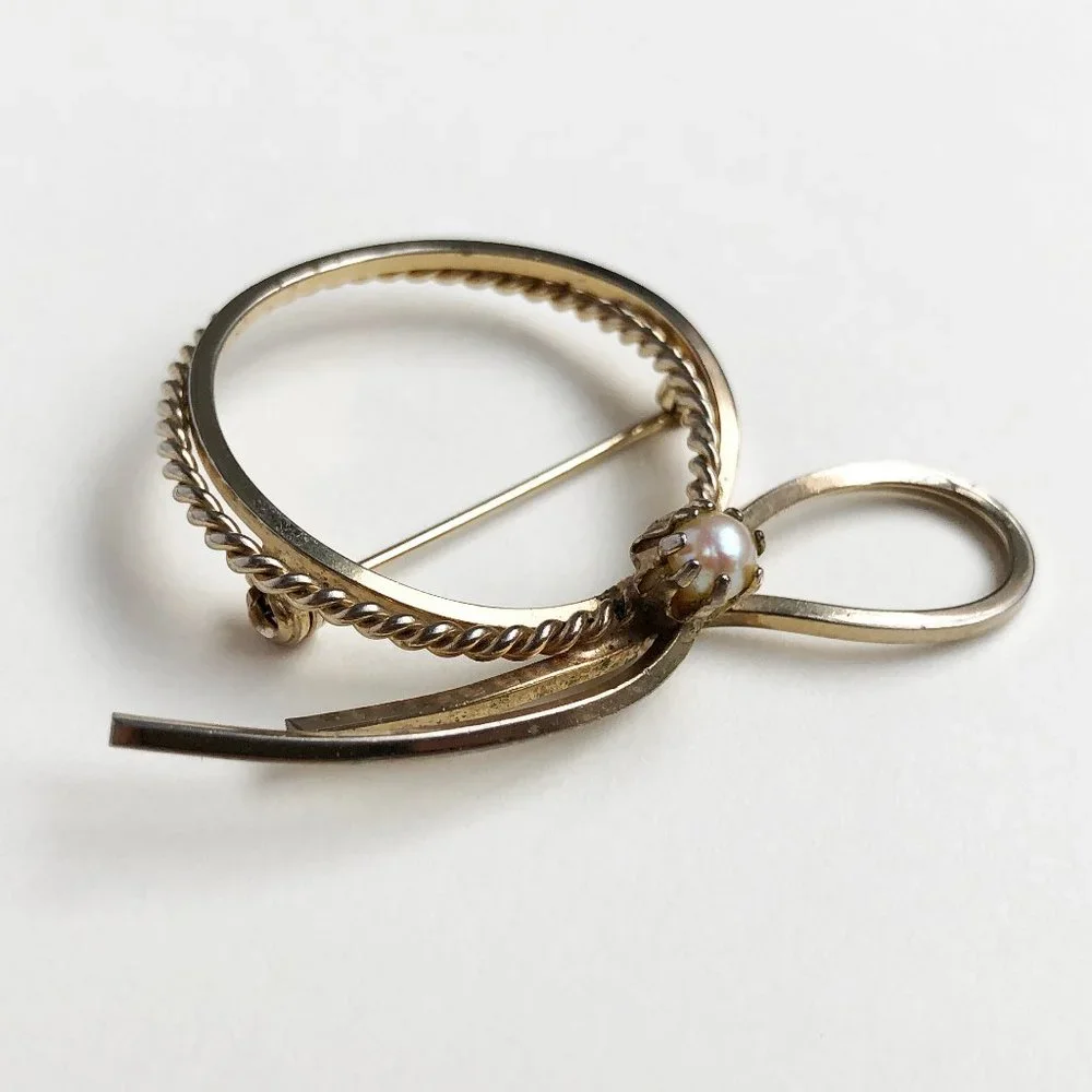 Elegant round brooch for women, pearl bow lapel brooch
